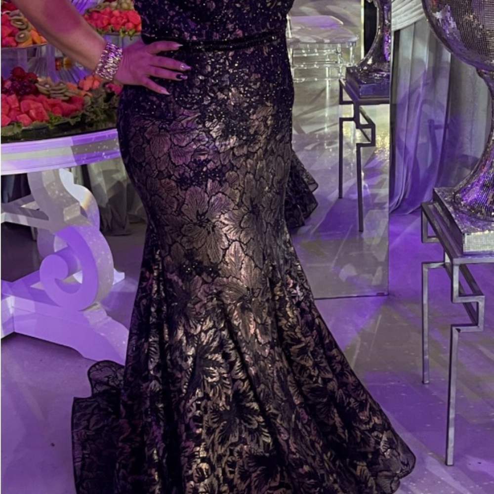Mac Duggal
Feather Embellished Cap-Sleeve Dress